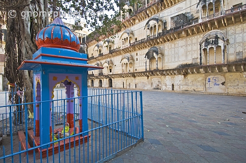 Small shrine to Shiva in the grounds of the Vinai Villas Mahal (City Palace).