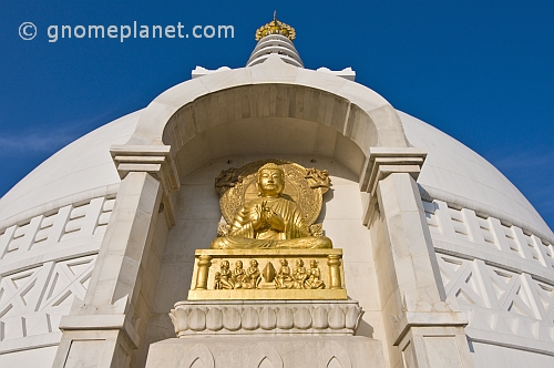 The Japanese-built Nipponzan Myohoji Stupa, on top of Ratnagiri Hill, has four golden statues of the Buddha.
