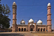 The Taj-ul-Masjid, one of the largest mosques in India, was begun by Shah Jehan Begum in 1878. It is now a madressa.