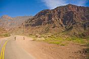 Cyclists admire the mountain scenery of the Quebrada de las Conchas.