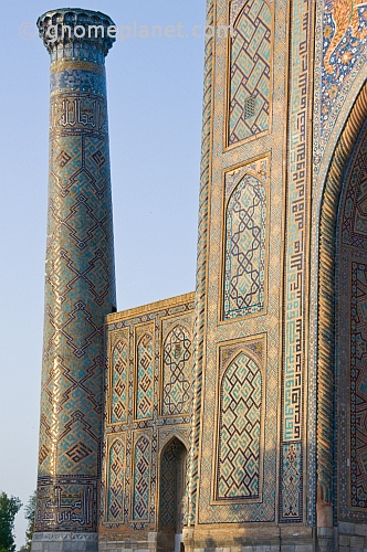 Minaret and frontage of the Sher-Dor Medressa.