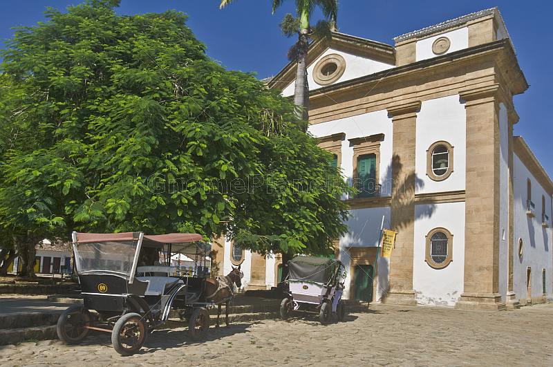 Horse-drawn carriages in front of Matriz NS dos Remedios church.
